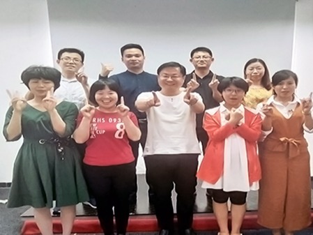 蜜桃AV网址大全科技學習之旅：正能量培訓-我是演說家